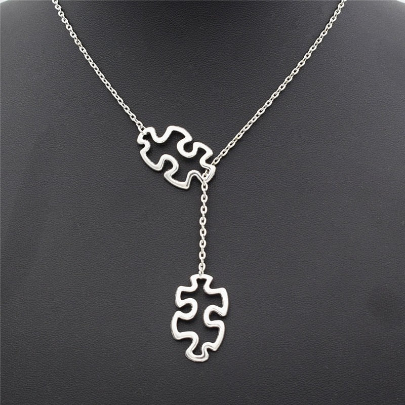 "Pussel halsband för kvinnor i rostfritt stål, intrikat design som symboliserar autismmedvetenhet och styrka, 55 cm kedja."
