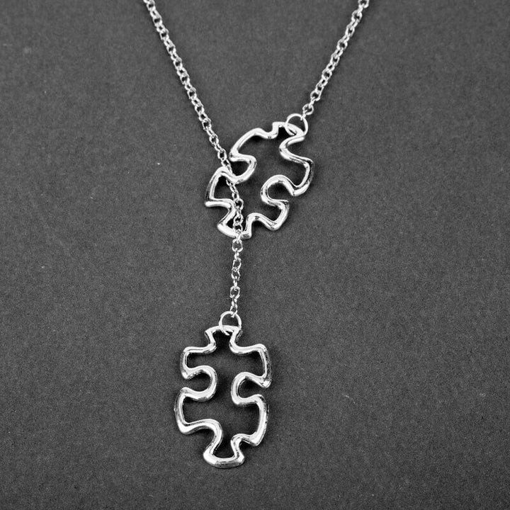 "Pussel halsband för kvinnor i rostfritt stål, intrikat design som symboliserar autismmedvetenhet och styrka, 55 cm kedja."