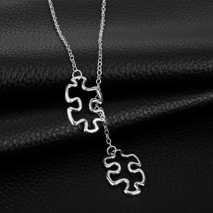 "Pussel halsband för kvinnor i rostfritt stål, intrikat design som symboliserar autismmedvetenhet och styrka, 55 cm kedja."