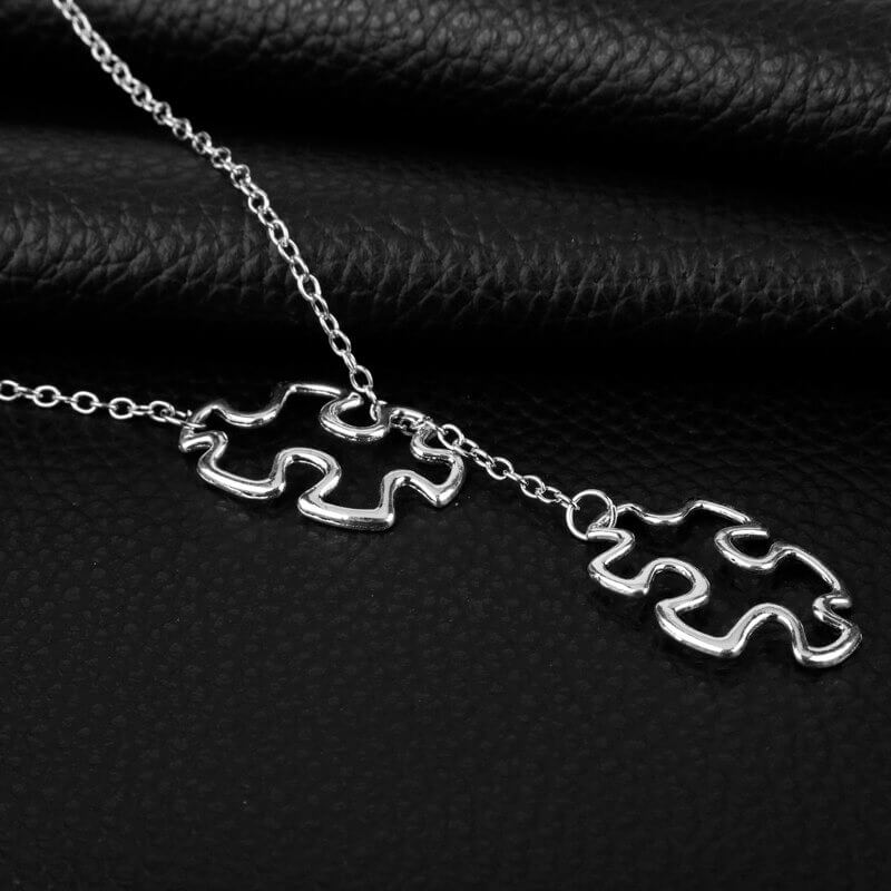"Pussel halsband för kvinnor i rostfritt stål, intrikat design som symboliserar autismmedvetenhet och styrka, 55 cm kedja."