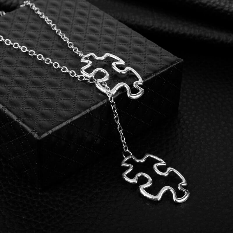 "Pussel halsband för kvinnor i rostfritt stål, intrikat design som symboliserar autismmedvetenhet och styrka, 55 cm kedja."
