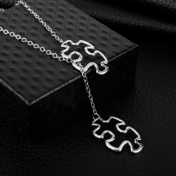 "Pussel halsband för kvinnor i rostfritt stål, intrikat design som symboliserar autismmedvetenhet och styrka, 55 cm kedja."
