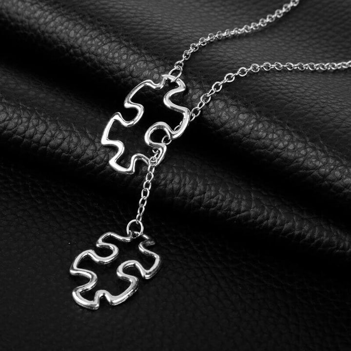"Pussel halsband för kvinnor i rostfritt stål, intrikat design som symboliserar autismmedvetenhet och styrka, 55 cm kedja."