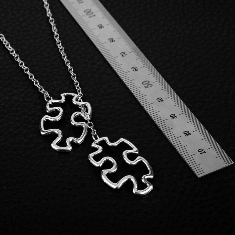 "Pussel halsband för kvinnor i rostfritt stål, intrikat design som symboliserar autismmedvetenhet och styrka, 55 cm kedja."