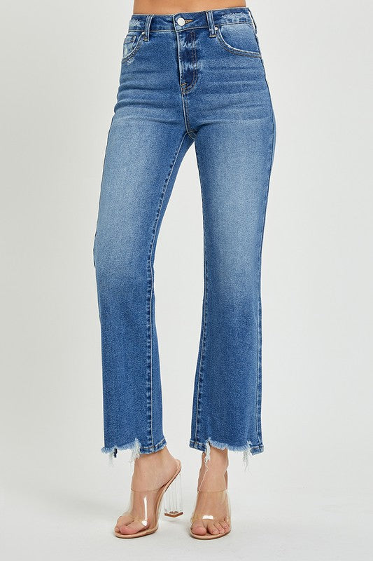 "Raka herrjeans i mörkblå denim med hög midja, ger en smickrande silhuett och tidlös stil. Perfekt för alla tillfällen."