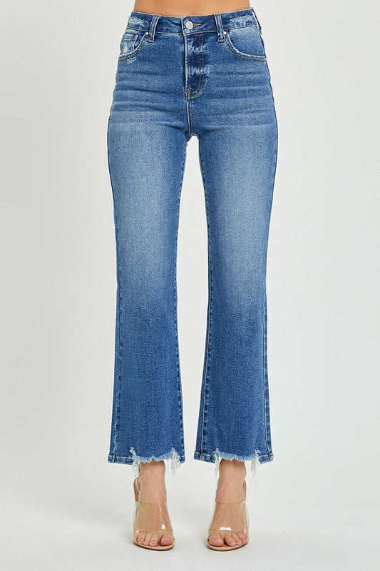 "Raka herrjeans i mörkblå denim med hög midja, ger en smickrande silhuett och tidlös stil. Perfekt för alla tillfällen."