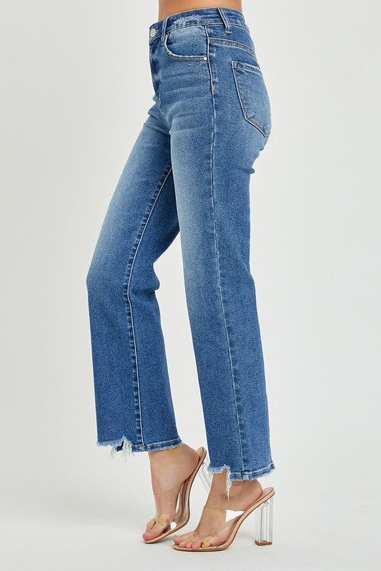 "Raka herrjeans i mörkblå denim med hög midja, ger en smickrande silhuett och tidlös stil. Perfekt för alla tillfällen."