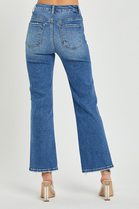 "Raka herrjeans i mörkblå denim med hög midja, ger en smickrande silhuett och tidlös stil. Perfekt för alla tillfällen."