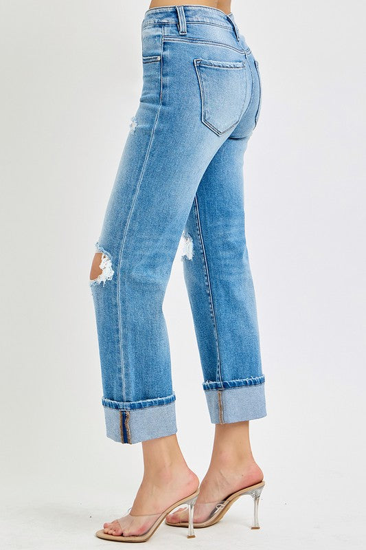 Raka jeans för dam med medelhög midja och cuffs, elegant stil med raka ben. Perfekt för både avslappnad och sofistikerad look