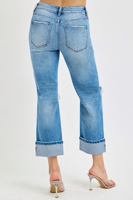Raka jeans för dam med medelhög midja och cuffs, elegant stil med raka ben. Perfekt för både avslappnad och sofistikerad look
