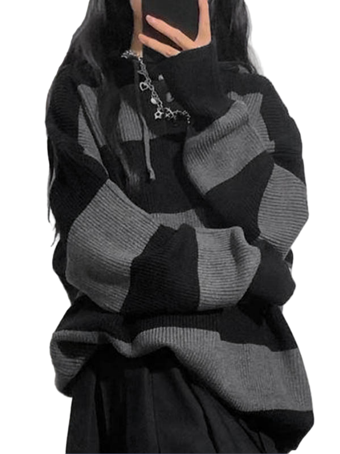 Randig damhuvtröja, baggy stil, sett framifrån. Mjuk och bekväm design, idealisk för både vardag och äventyr.