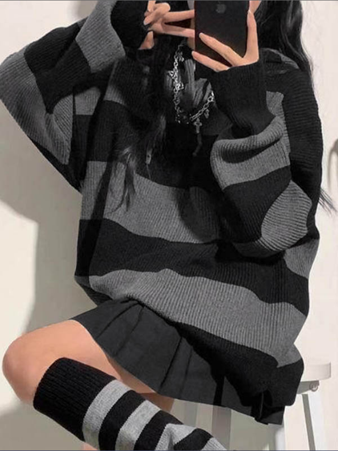 Randig damhuvtröja, baggy stil, sett framifrån. Mjuk och bekväm design, idealisk för både vardag och äventyr.