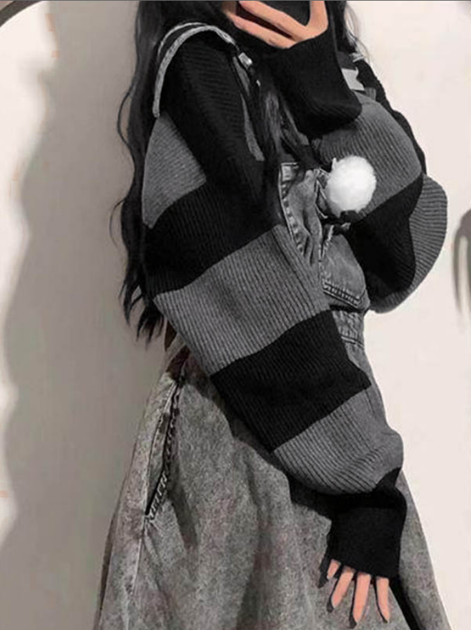 Randig damhuvtröja, baggy stil, sett framifrån. Mjuk och bekväm design, idealisk för både vardag och äventyr.