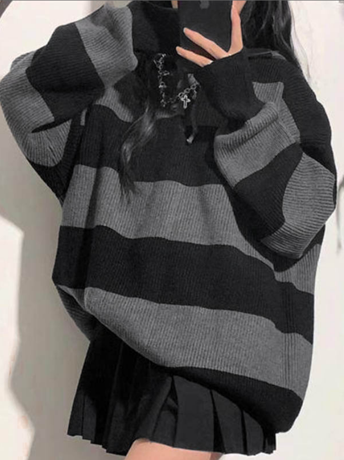 Randig damhuvtröja, baggy stil, sett framifrån. Mjuk och bekväm design, idealisk för både vardag och äventyr.