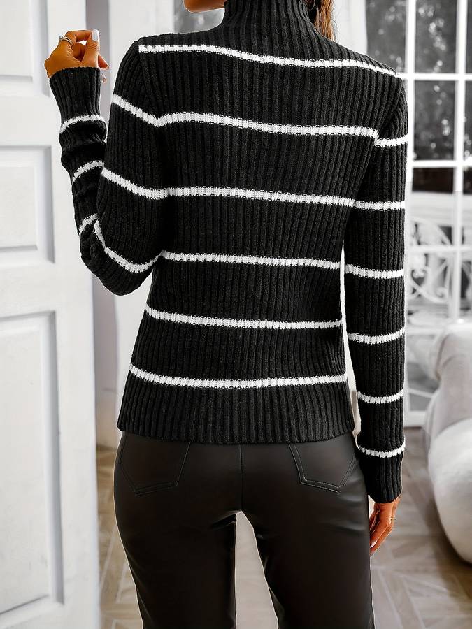 "Randig damtröja i bomull med rund hals, sett framifrån med smickrande siluett och klassisk design."
