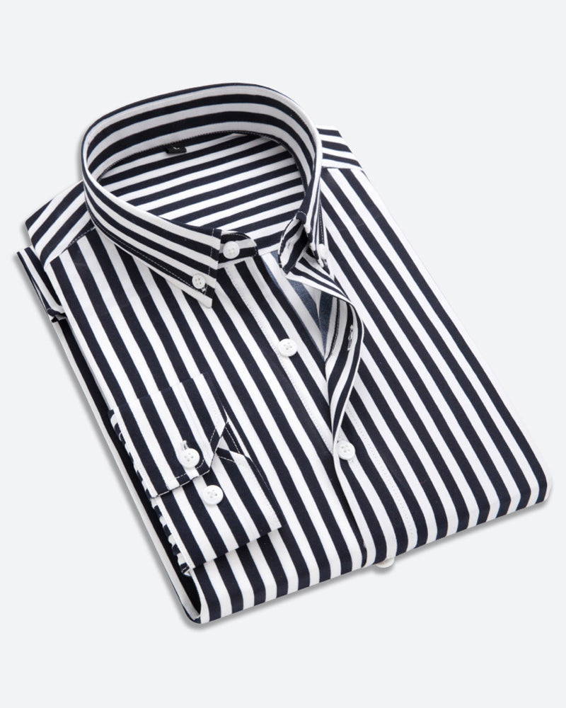 Randig herrskjorta i modern businessstil, mjuk bomullsblandning, elegant och professionell look, perfekt för kontor.