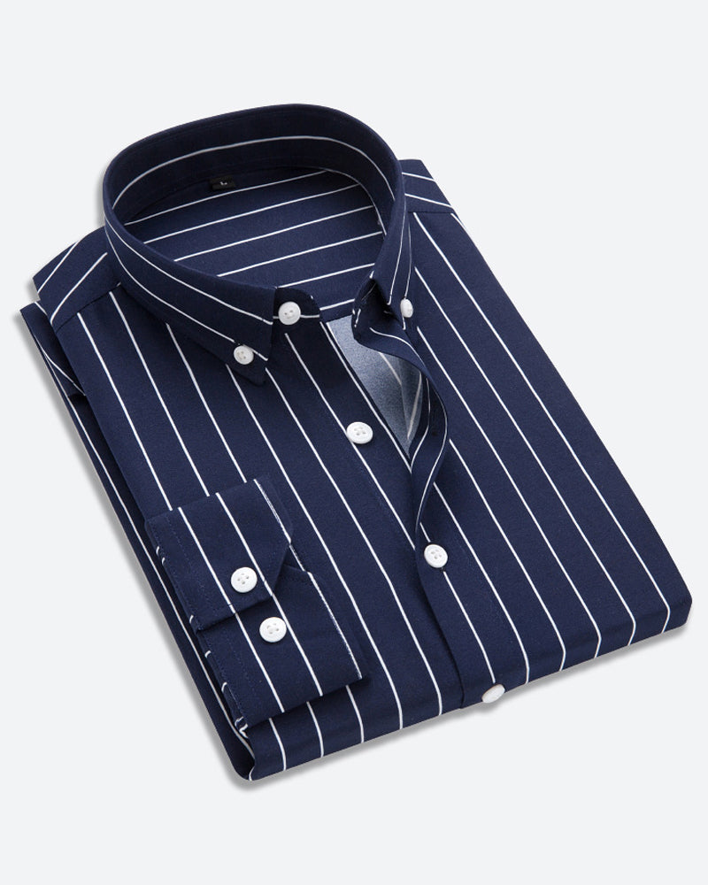 Randig herrskjorta i modern businessstil, mjuk bomullsblandning, elegant och professionell look, perfekt för kontor.