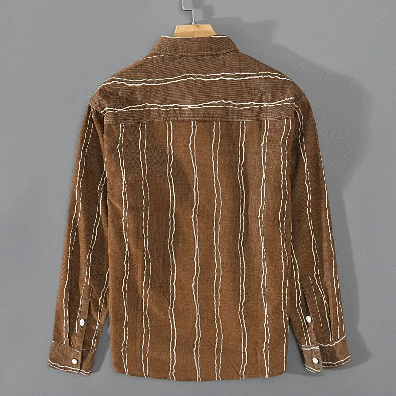 Randig herrskjorta i modern klassisk stil, med sofistikerat mönster, perfekt för formella och avslappnade tillfällen.