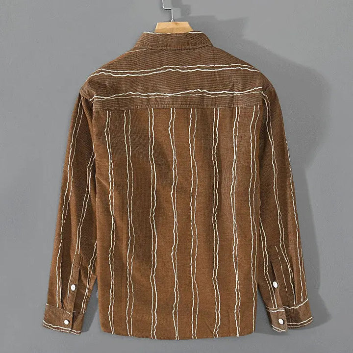 Randig herrskjorta i modern klassisk stil, med sofistikerat mönster, perfekt för formella och avslappnade tillfällen.