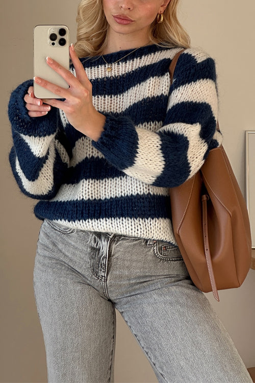 Randig pullover tröja med avslappnad passform och drop shoulder-design för kvinnor. Perfekt för vår- och höstgarderoben.