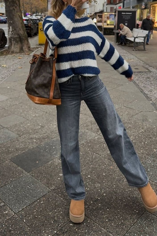 Randig pullover tröja med avslappnad passform och drop shoulder-design för kvinnor. Perfekt för vår- och höstgarderoben.