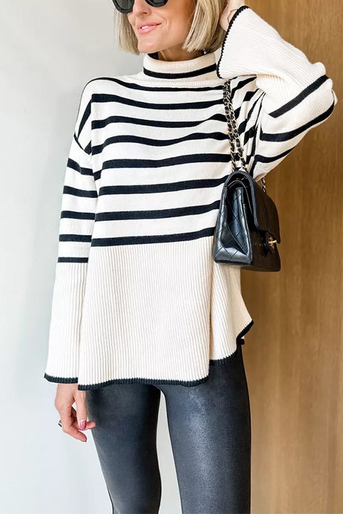 "Randig turtleneck tröja för kvinnor med sidospalt i blågrönt, stilfull design, perfekt för kyligare väder."