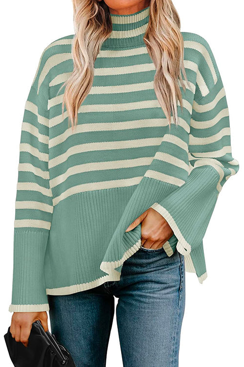 "Randig turtleneck tröja för kvinnor med sidospalt i blågrönt, stilfull design, perfekt för kyligare väder."