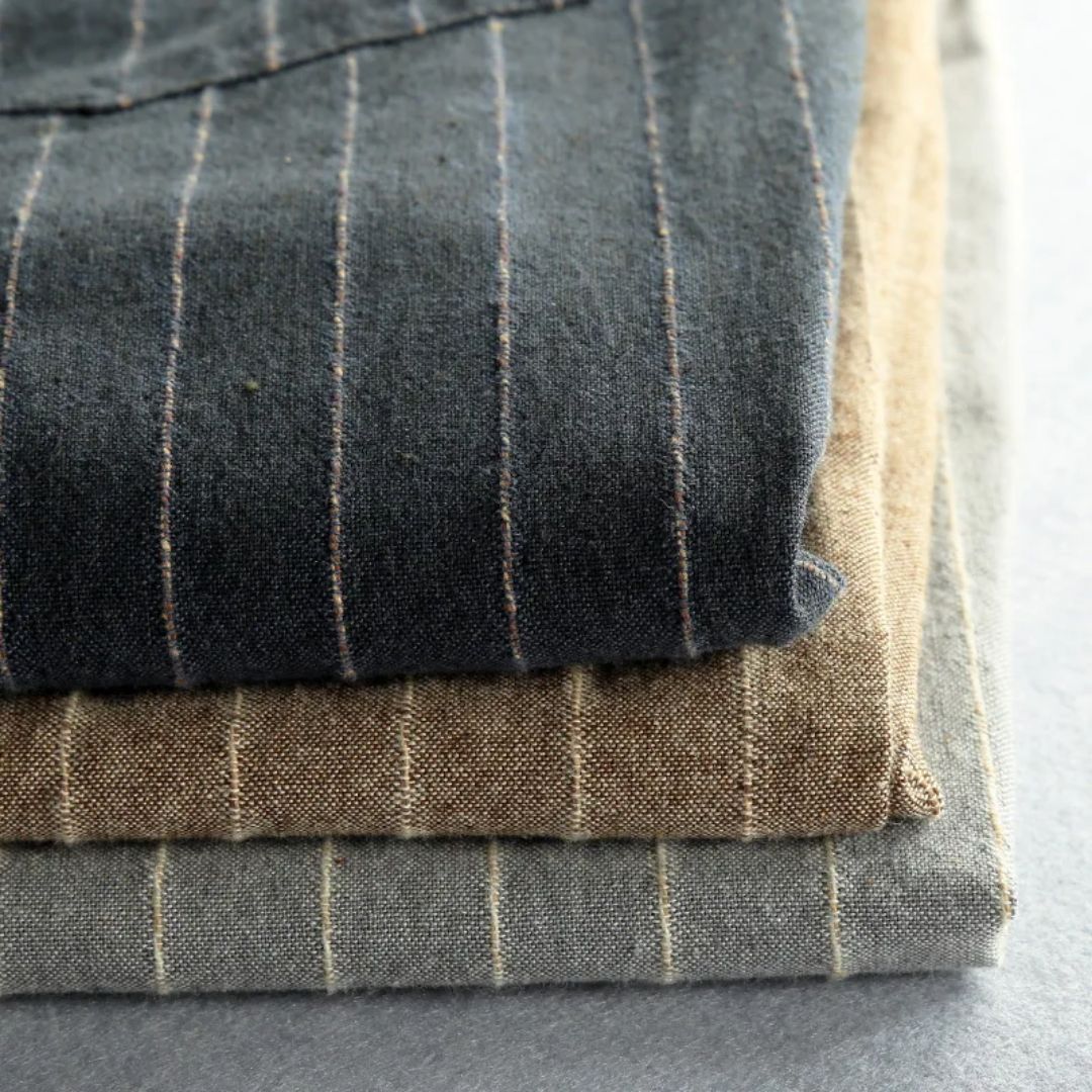 Randiga dambyxor med elastisk midja, bekväma och eleganta, perfekt för vardagens alla tillfällen.
