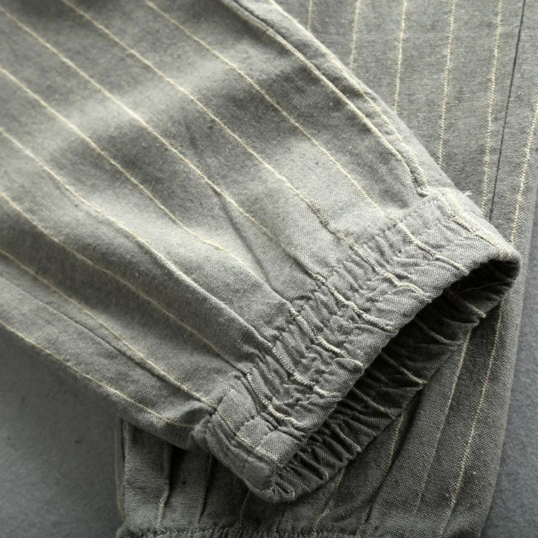 Randiga dambyxor med elastisk midja, bekväma och eleganta, perfekt för vardagens alla tillfällen.