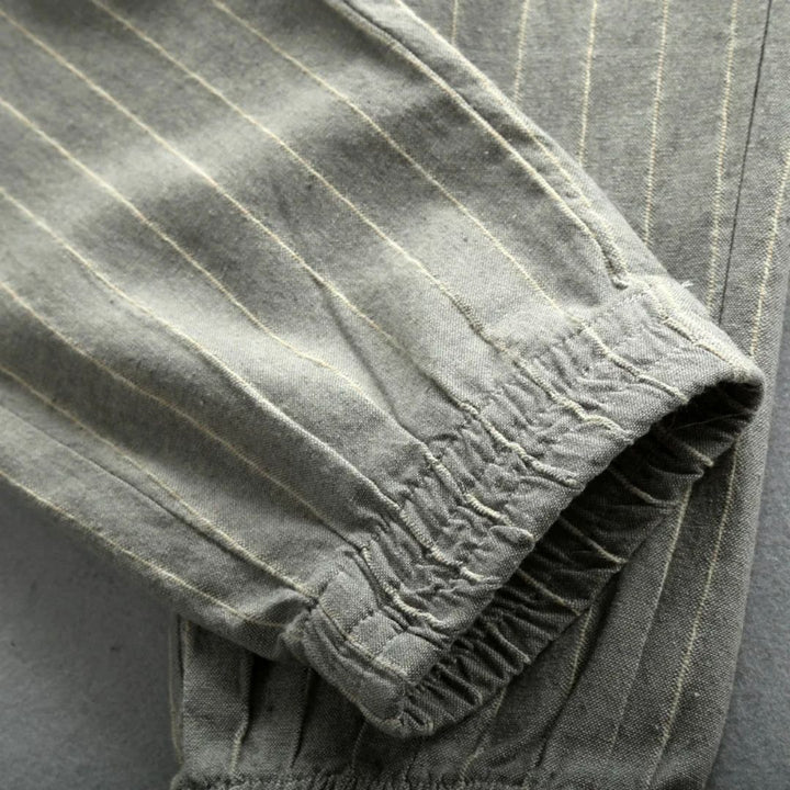 Randiga dambyxor med elastisk midja, bekväma och eleganta, perfekt för vardagens alla tillfällen.
