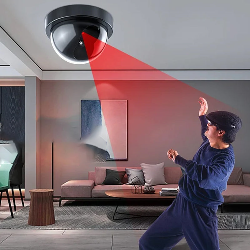 "Realistisk fejkövervakningskamera i svart med blinkande rött LED-ljus, enkel installation för effektivt säkerhetsavskräckand