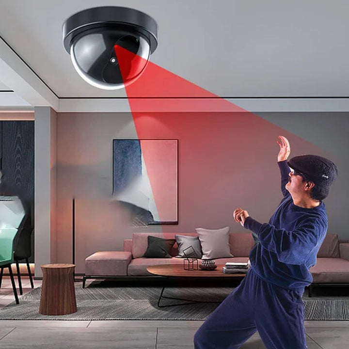 "Realistisk fejkövervakningskamera i svart med blinkande rött LED-ljus, enkel installation för effektivt säkerhetsavskräckand