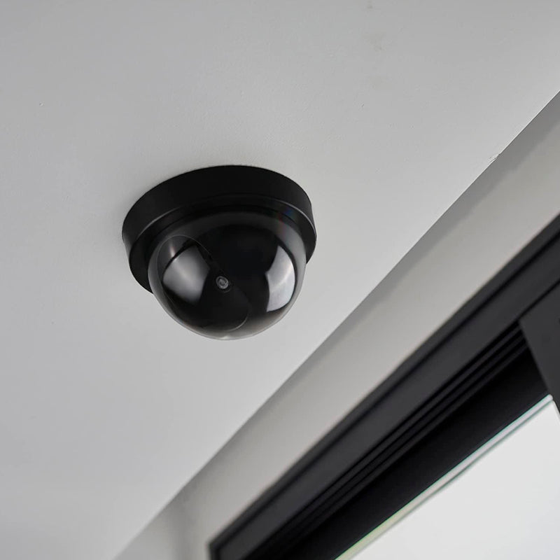 "Realistisk fejkövervakningskamera i svart med blinkande rött LED-ljus, enkel installation för effektivt säkerhetsavskräckand