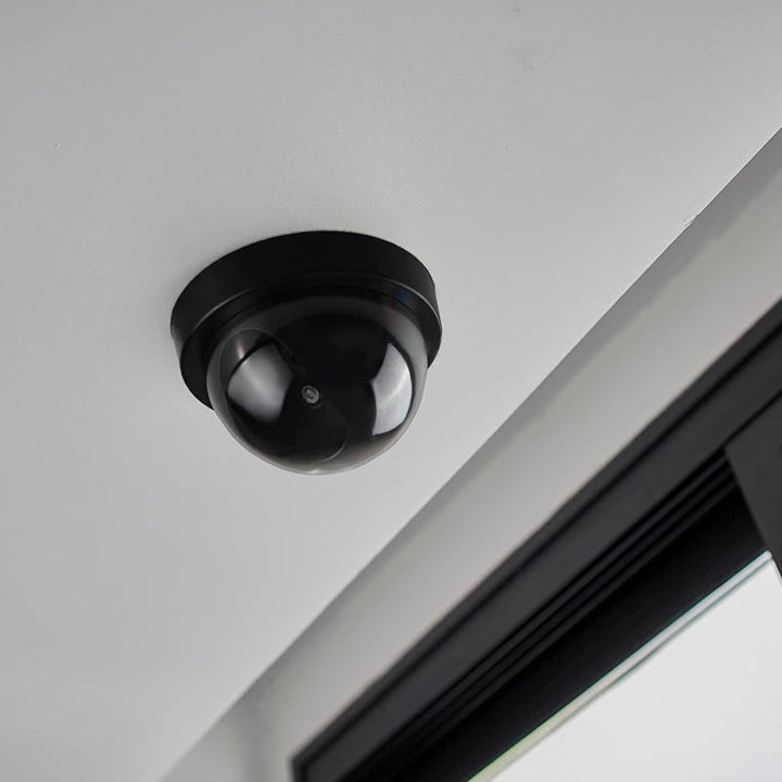 "Realistisk fejkövervakningskamera i svart med blinkande rött LED-ljus, enkel installation för effektivt säkerhetsavskräckand