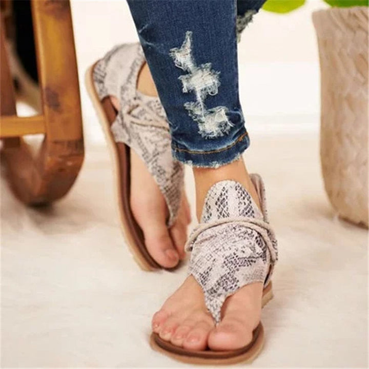 "Retro T-strap sandaler för kvinnor med djurprint, bekväma, gladiatorstil, perfekt för sommar, håller fötter svala."