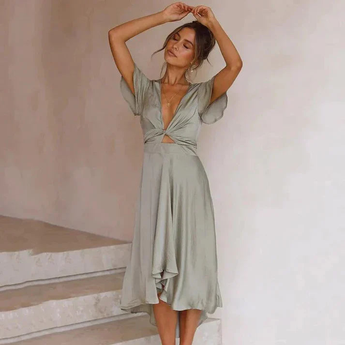 "Retro chic klänning för damer i högkvalitativt tyg, figursydd silhuett, retro-inspirerat mönster, feminin och elegant."