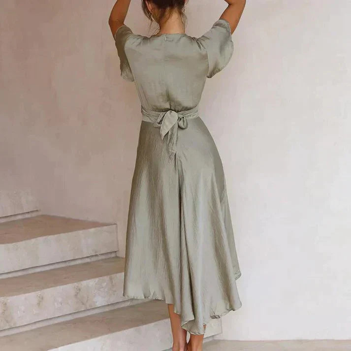 "Retro chic klänning för damer i högkvalitativt tyg, figursydd silhuett, retro-inspirerat mönster, feminin och elegant."