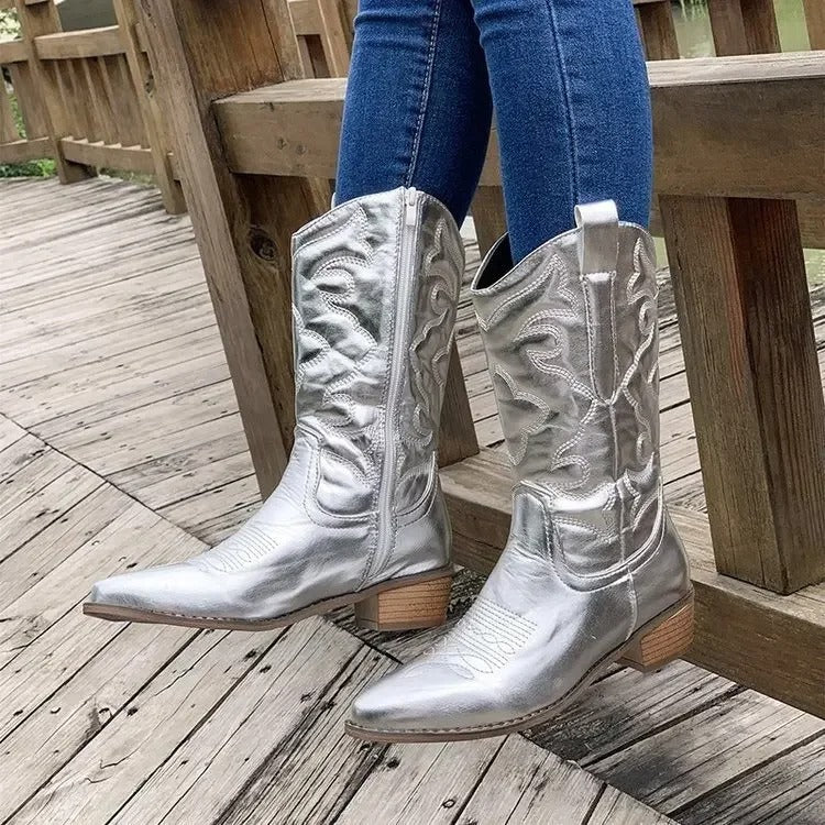 "Retro cowboystövlar för kvinnor med spetsig tå, silverfärgad detalj och dragkedja, västerländsk stil, modernt mode."