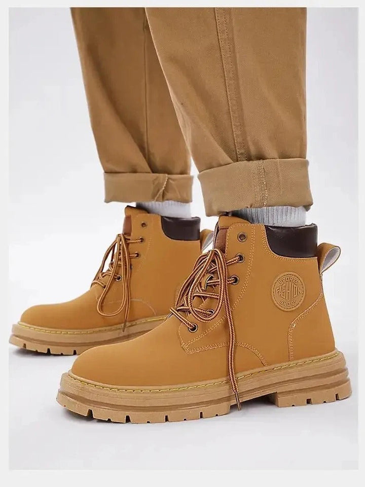 "Retro läderstil stövlar för män, snörade höga toppar, robust brun design med tjock sula och klassisk passform."