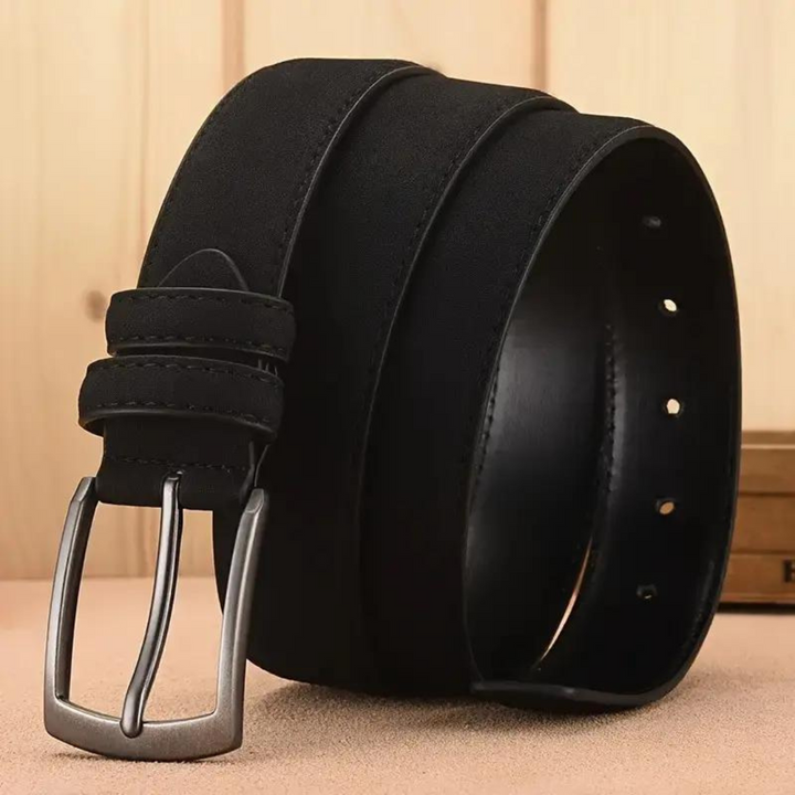 "Retro mockabälte för män med tidlös design, legerat spänne och elegant mocka i svart eller brun färg."