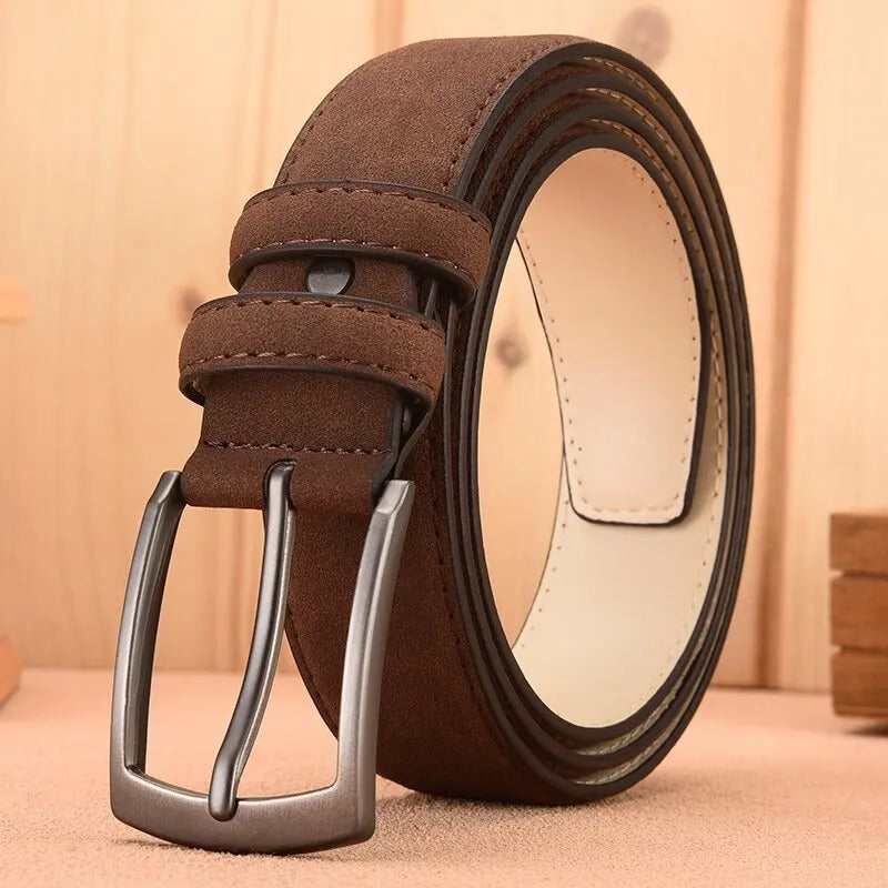 "Retro mockabälte för män med tidlös design, legerat spänne och elegant mocka i svart eller brun färg."
