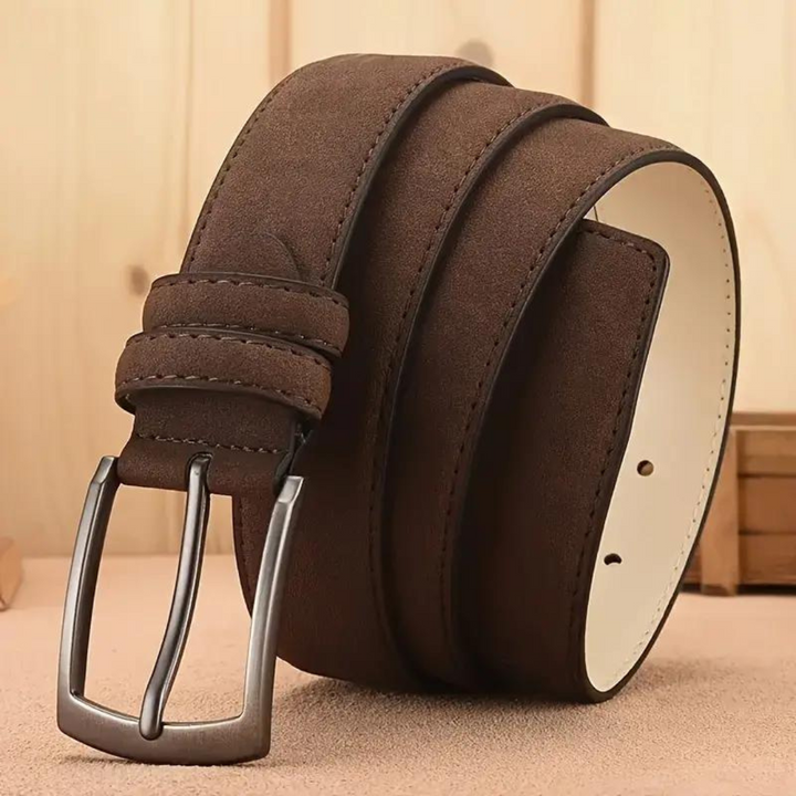 "Retro mockabälte för män med tidlös design, legerat spänne och elegant mocka i svart eller brun färg."