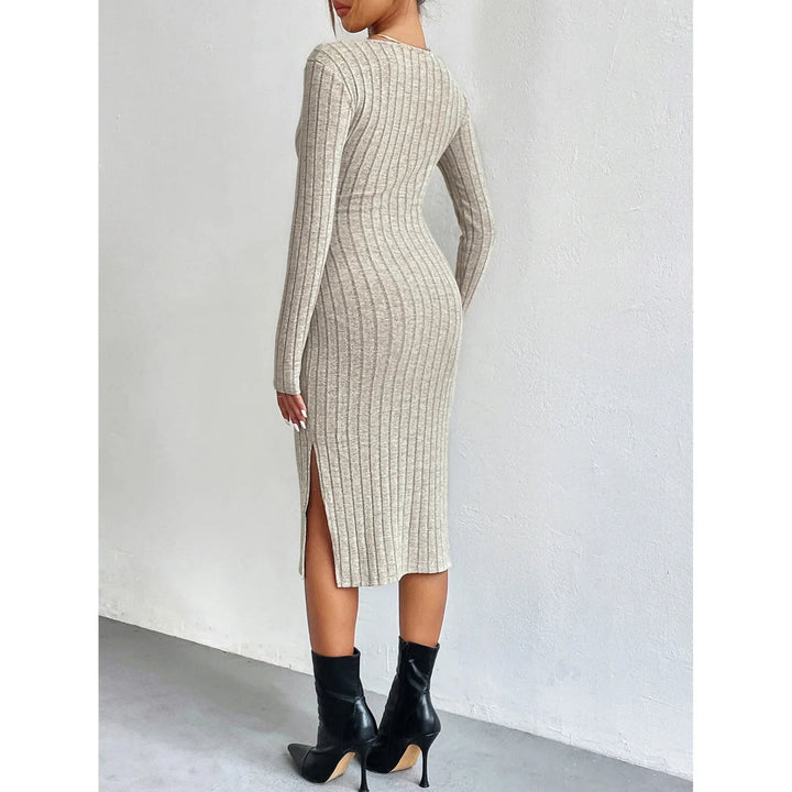 "Ribbad dammidiklänning i polyester med elegant och figurformad design, perfekt för modern stil vid alla tillfällen."