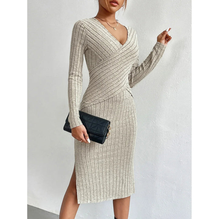 "Ribbad dammidiklänning i polyester med elegant och figurformad design, perfekt för modern stil vid alla tillfällen."