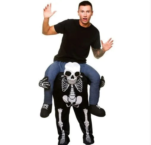Rolig kostym med illusion av att rida på axlarna, färgglad design för barn och vuxna, perfekt för Halloween.