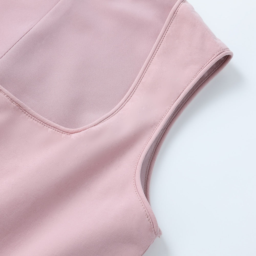 "Rosa vintage Dirndl klänning med klassiska detaljer för festliga tillfällen, perfekt för Oktoberfest och temafester."