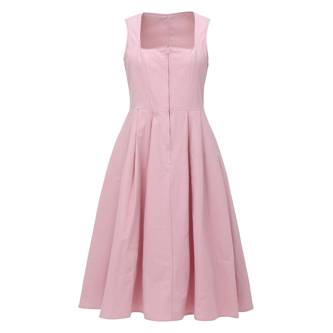 "Rosa vintage Dirndl klänning med klassiska detaljer för festliga tillfällen, perfekt för Oktoberfest och temafester."
