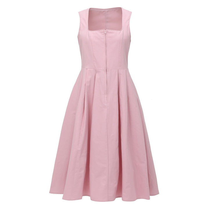 "Rosa vintage Dirndl klänning med klassiska detaljer för festliga tillfällen, perfekt för Oktoberfest och temafester."