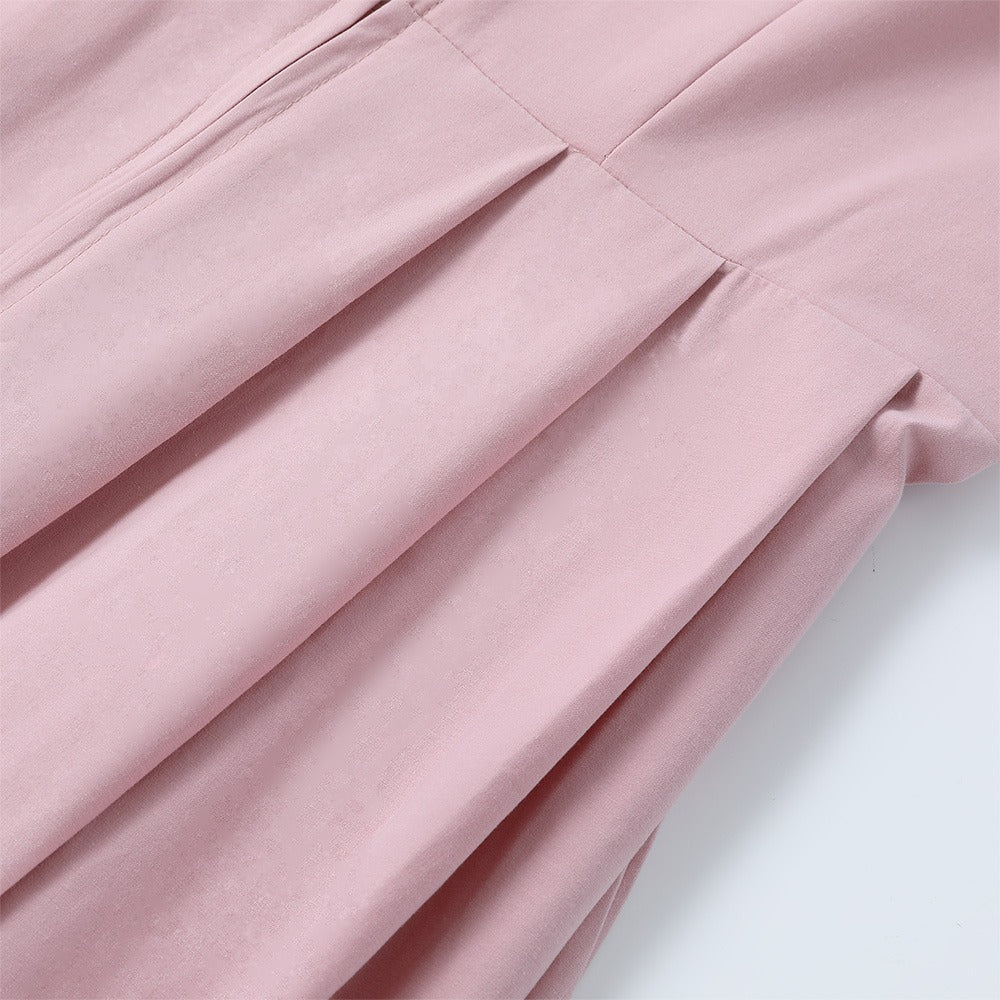"Rosa vintage Dirndl klänning med klassiska detaljer för festliga tillfällen, perfekt för Oktoberfest och temafester."