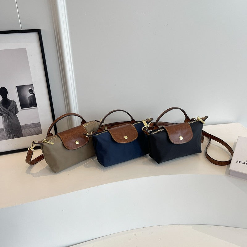 "Rummelig damväska i stilrent flöjl för kvinnor, finns i flera färger, perfekt för både vardag och festliga tillfällen."